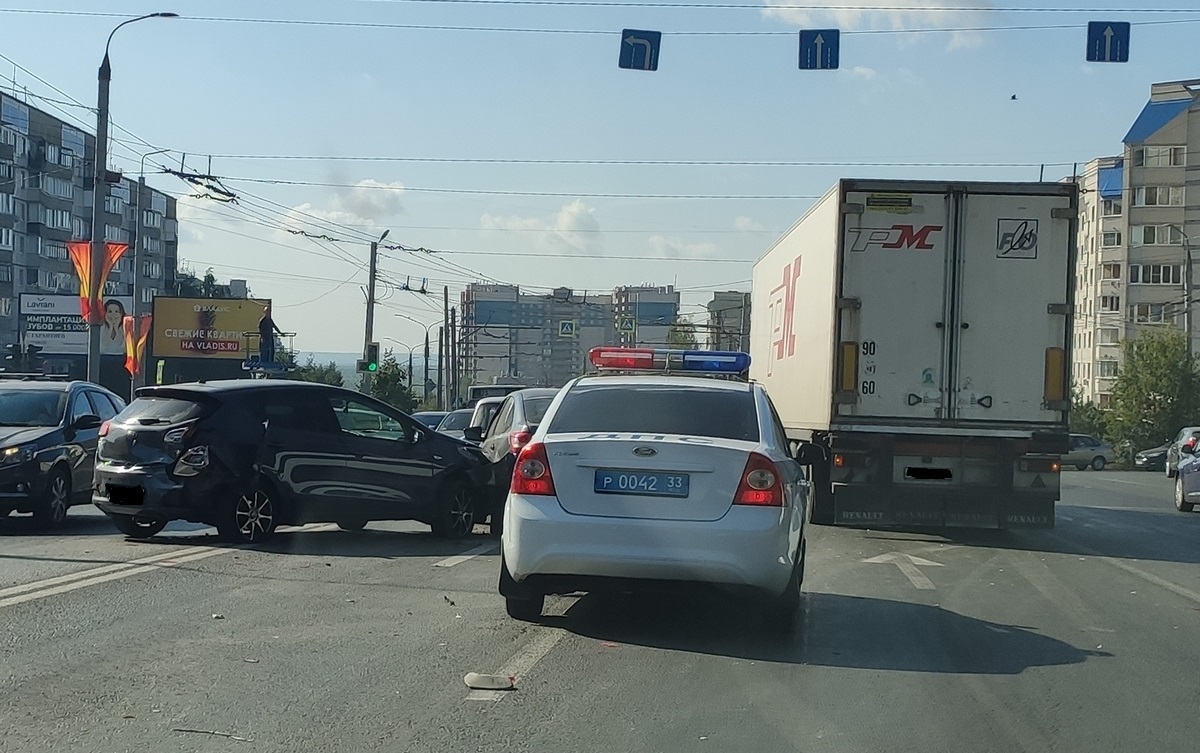 Во Владимире на улице Чайковского перевернулся автомобиль