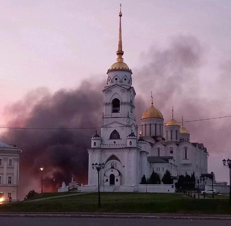 Во Владимире сгорел деревянный дом за Успенским собором