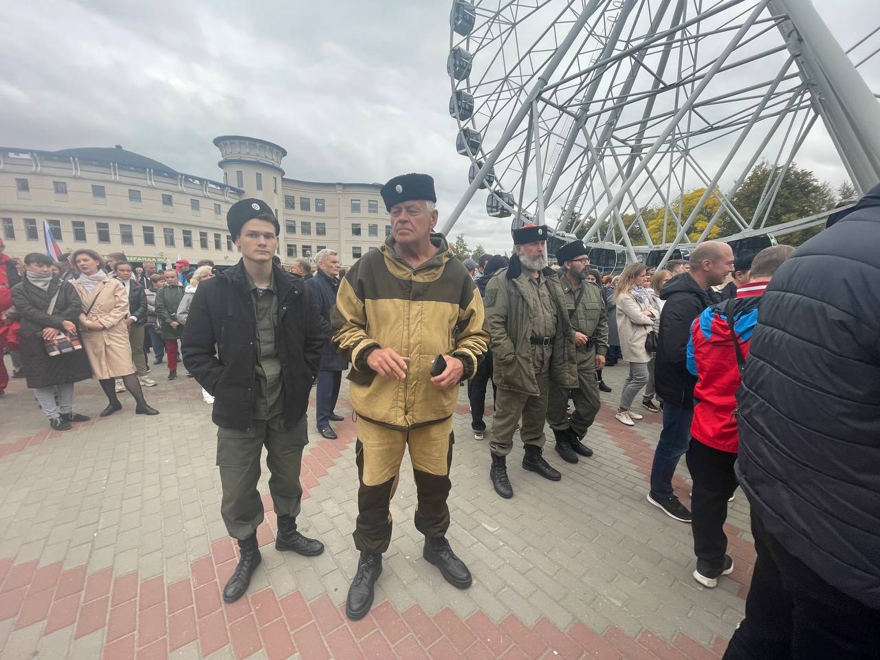 В Центральном парке прошел многотысячный митинг за вхождение территорий в состав России