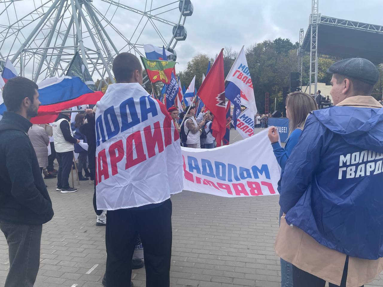 В Центральном парке прошел многотысячный митинг за вхождение территорий в состав России