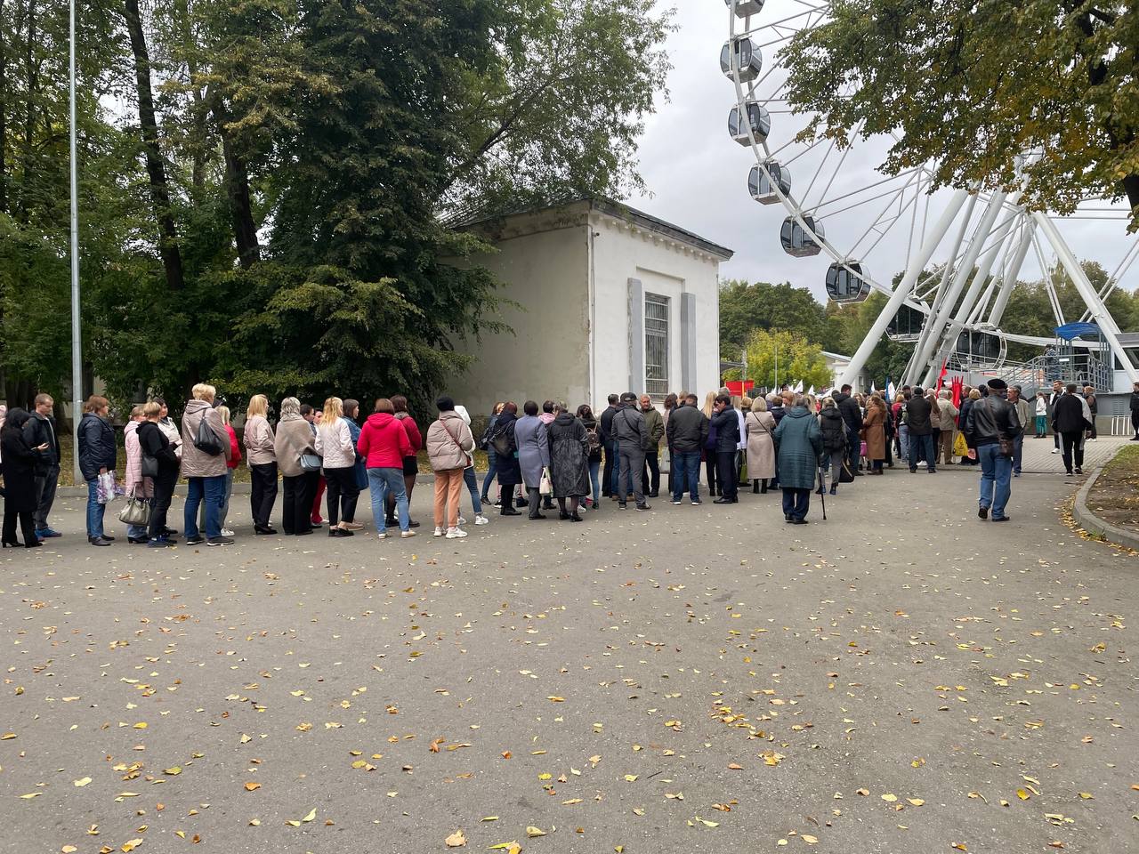 В Центральном парке прошел многотысячный митинг за вхождение территорий в состав России