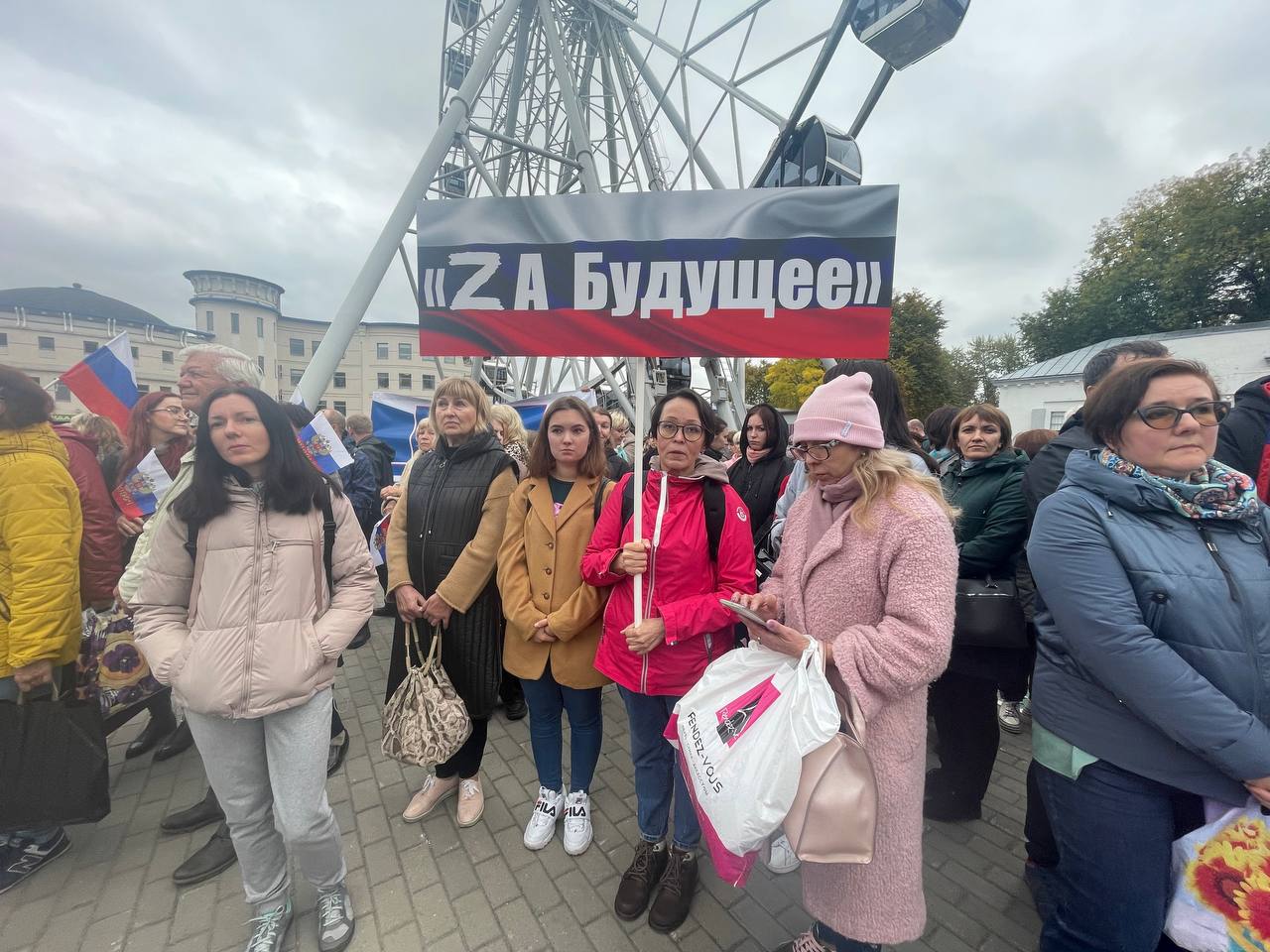 В Центральном парке прошел многотысячный митинг за вхождение территорий в состав России