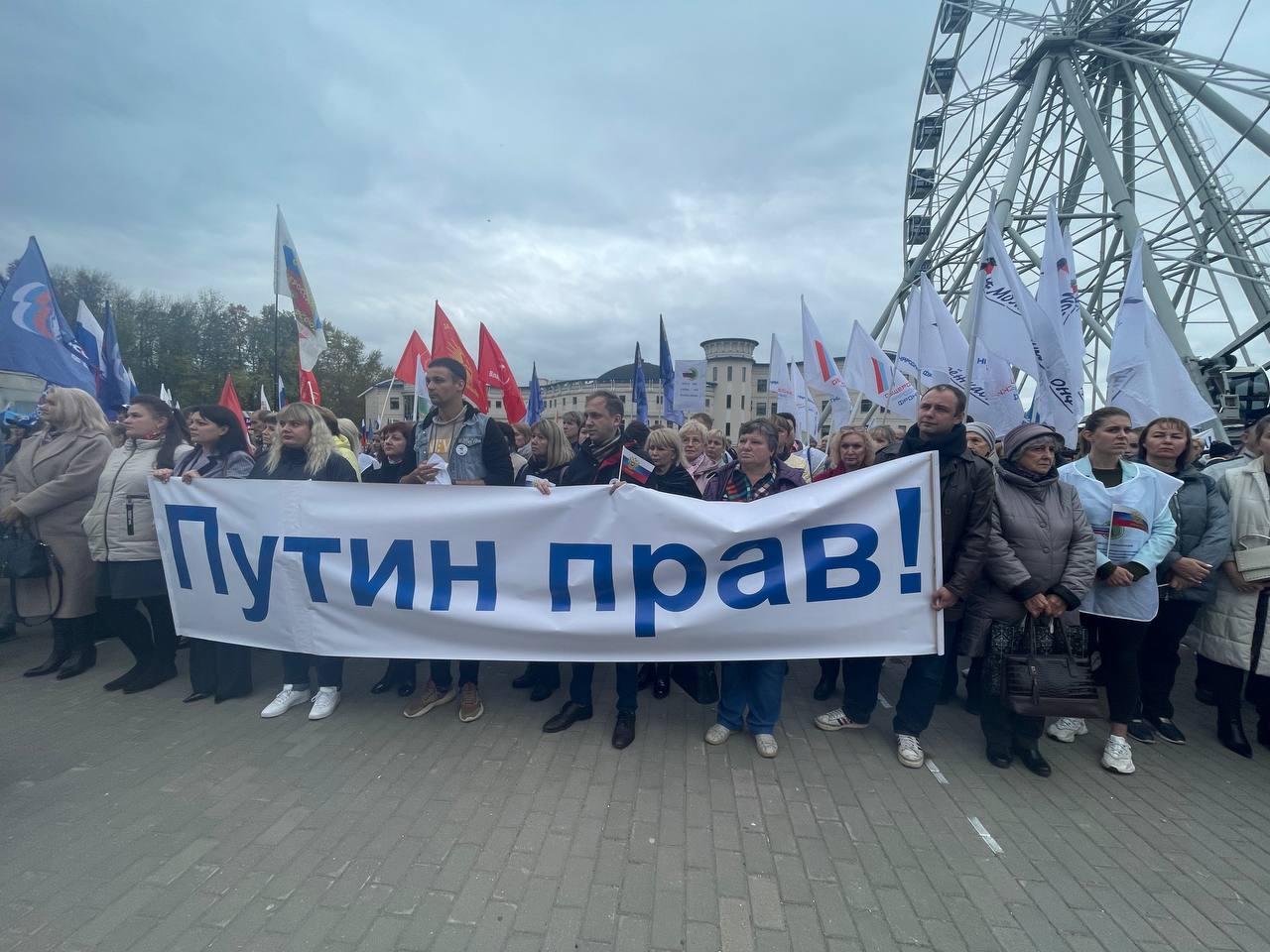 В Центральном парке прошел многотысячный митинг за вхождение территорий в состав России