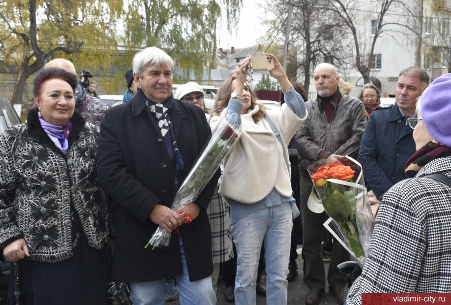 Во Владимире установили мемориальную доску в память о художнике Валерии Кокурине