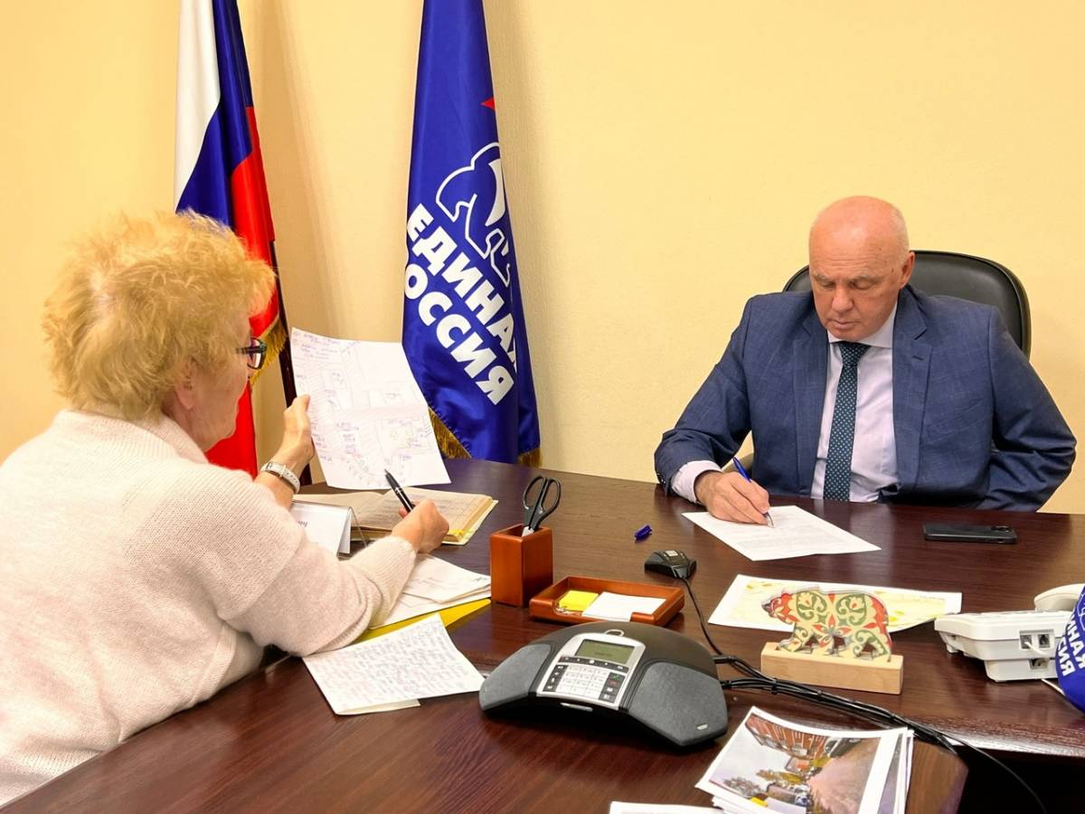 Сенатор Шохин выслушал просьбы граждан о благоустройстве и жалобы на вырубку деревьев в «Добросельском»