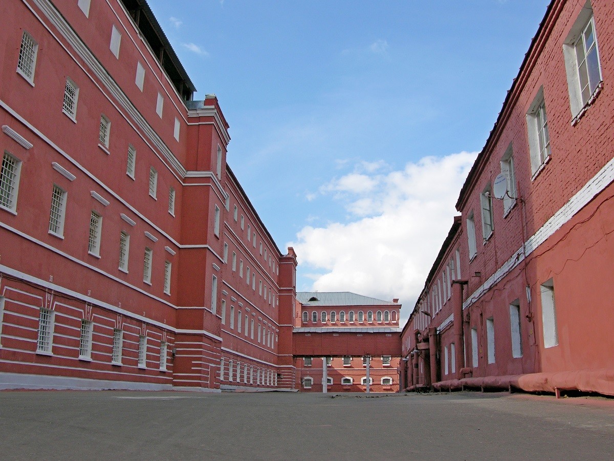 «Тепло, уютно, решётки симпатичные»: прокуратура проверила Владимирский централ