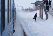 Платформы в снегу, РЖД в стороне: владимирцы штурмуют поезда через сугробы