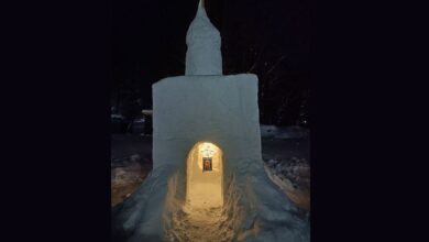 В Боголюбово появилась снежная часовенка в стиле белокаменного зодчества